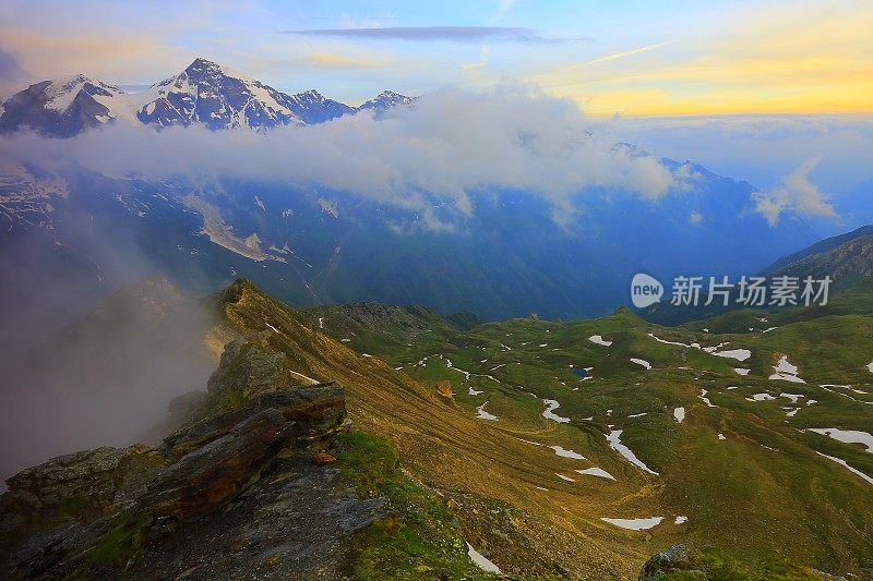 Hohe Tauern雪顶的奥地利山脉在金色的日出-泰洛阿尔卑斯戏剧性的云彩景观天空和景观和大格洛克纳山脉